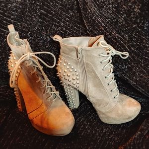 Spiked boots with heel